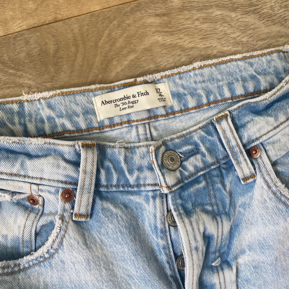BNWOT abercrombie light blue ripped jeans - Picture 3 of 3